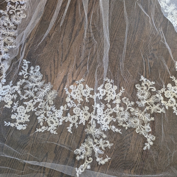 Vera Wang Wedding Dress - Picture 5 of 9